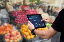 Dynamicznym zarządzaniu przecenami i wyprzedażami np. produktów świeżych to jeden z wielu elementów smart pricingu, który coraz bardziej zakorzenia się w polskim handlu detalicznym (fot. Shutterstock)