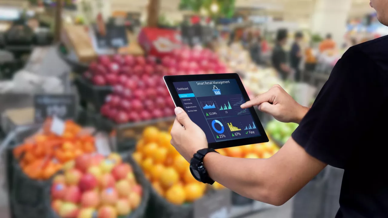 Dynamicznym zarządzaniu przecenami i wyprzedażami np. produktów świeżych to jeden z wielu elementów smart pricingu, który coraz bardziej zakorzenia się w polskim handlu detalicznym (fot. Shutterstock)