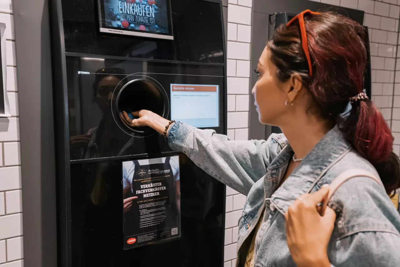 System kaucyjny działa w Polsce od roku. 93% badanych oddało opakowanie objęte kaucją (fot. Shutterstock)