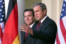Gerhard Schröder i prezydent USA George W. Bush w 2001 roku