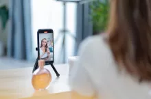 AI wchodzi na rynek influencer marketingu. Czy zastąpi człowieka? (fot. Shutterstock).