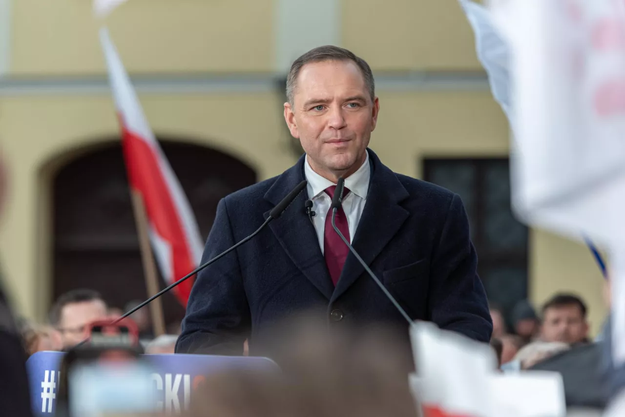 Nawrocki powiedział ”tak” ustawie paliwowej. Rząd zapowiada obniżki (fot. Shutterstock)