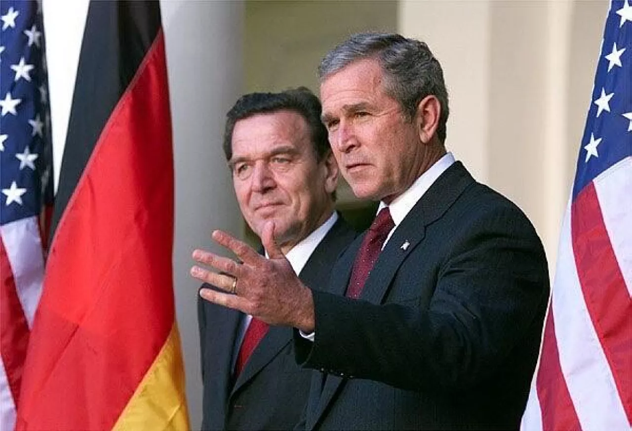 Gerhard Schröder i prezydent USA George W. Bush w 2001 roku