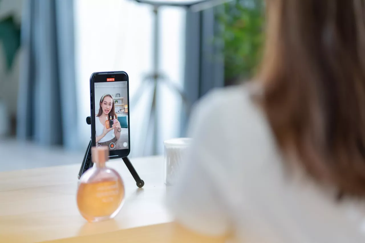 AI wchodzi na rynek influencer marketingu. Czy zastąpi człowieka? (fot. Shutterstock).