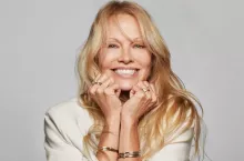 Pandora, czyli biżuteria z segmentu przystępnego luksusu. Produkty marki promuje Pamela Anderson