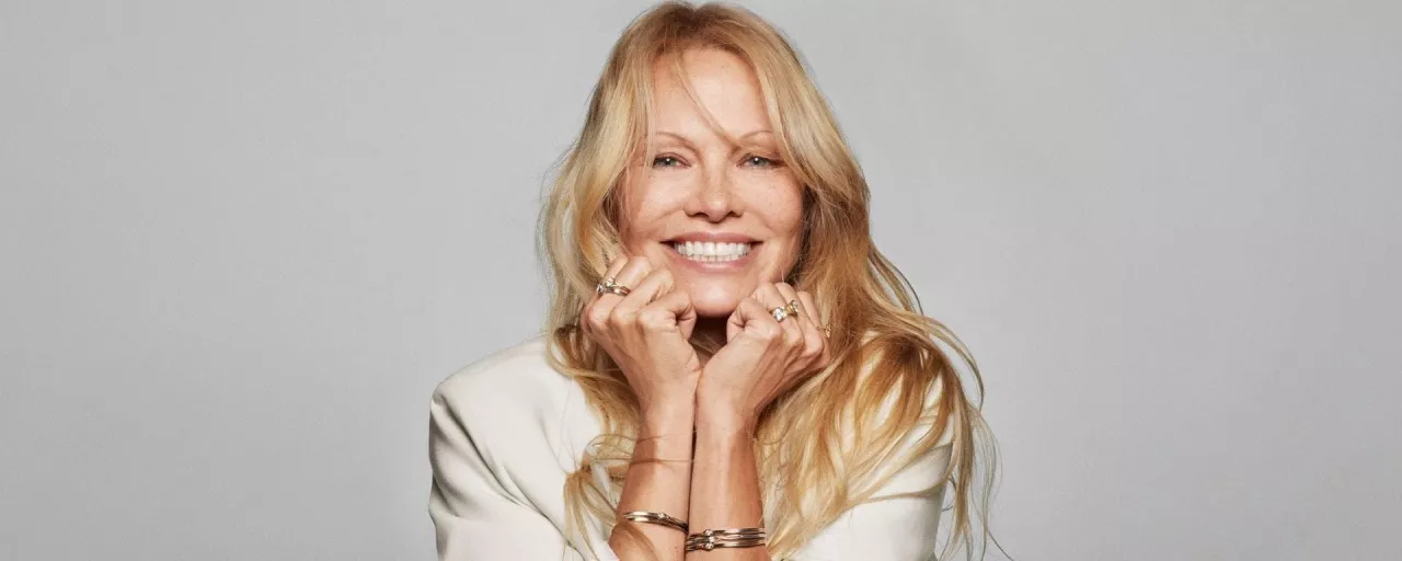 Pandora, czyli biżuteria z segmentu przystępnego luksusu. Produkty marki promuje Pamela Anderson