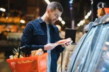 NIQ o nowym konsumencie. Raz wybiera premium, raz szuka najniższej ceny (fot. Shutterstock)