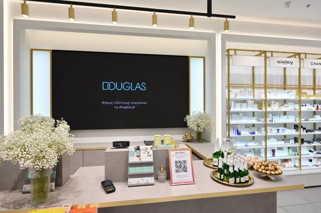 Douglas otwiera cztery perfumerie w miesiąc. W Siemianowicach Śląskich, Sieradzu, Głogowie i Dębicy. Sieć rozwija model wielokanałowy (fot. Materiały Prasowe).