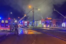 Pożar Biedronki. Alert RCB: ”Nie wychodź z domu” (fot. KMP Jastrzębie-Zdrój)