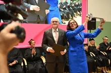 W otwarciu Biedronka LAB uczestniczyli m.in. Jarosław Sobczyk, członek zarządu i dyrektor personalny Jeronimo Martins Polska oraz Justyna Szymani, dyrektorka działu rozwoju jakości i kontroli marki własnej w sieci Biedronka. (fot. Biedronka)