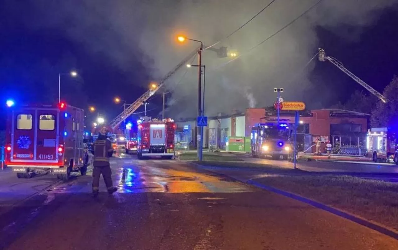 Pożar Biedronki. Alert RCB: ”Nie wychodź z domu” (fot. KMP Jastrzębie-Zdrój)