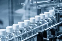 FIrmy produkujące napoje bezalkoholowe i wodę mineralną oraz piwo należą do czołówki najbardziej zadłużonych w branży (fot. Shutterstock)