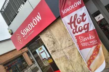 Sokołów modernizuje sieć sklepów mięsnych. Wprowadza hot-dogi i gorące dania gotowe