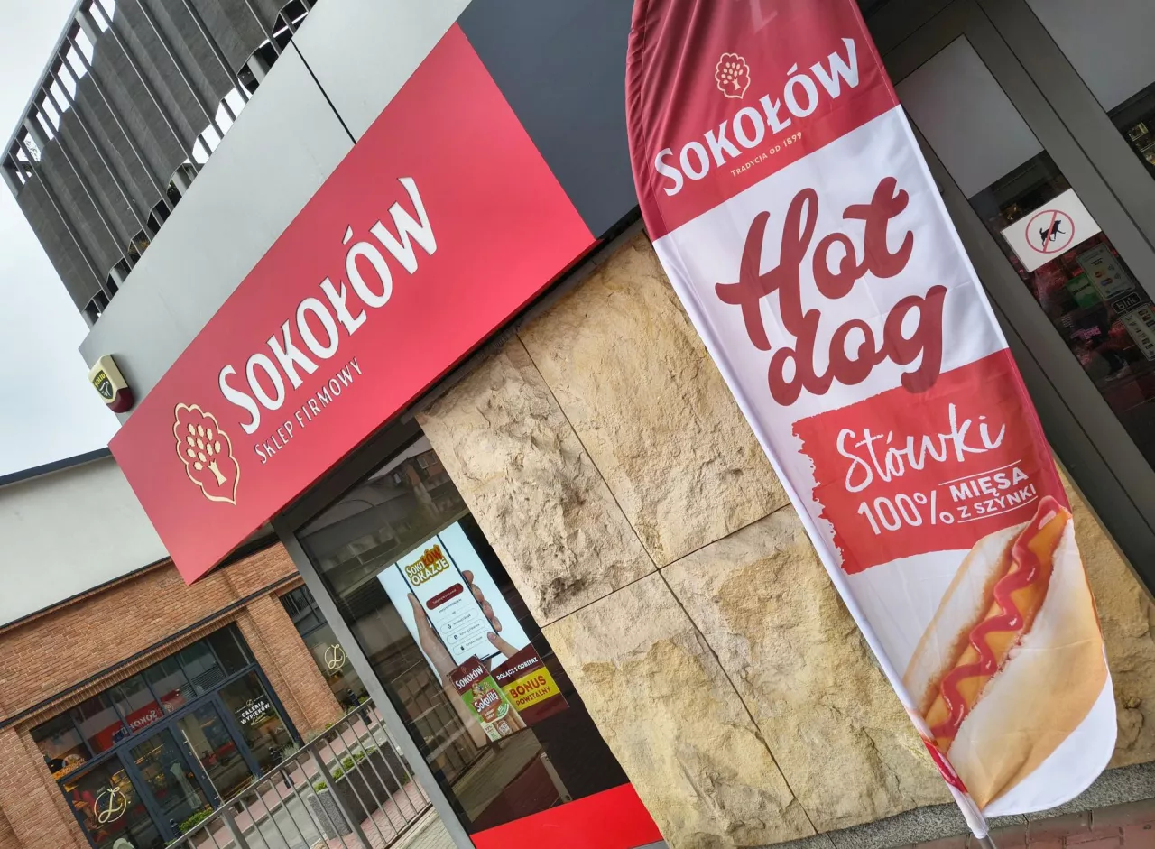 Sokołów modernizuje sieć sklepów mięsnych. Wprowadza hot-dogi i gorące dania gotowe