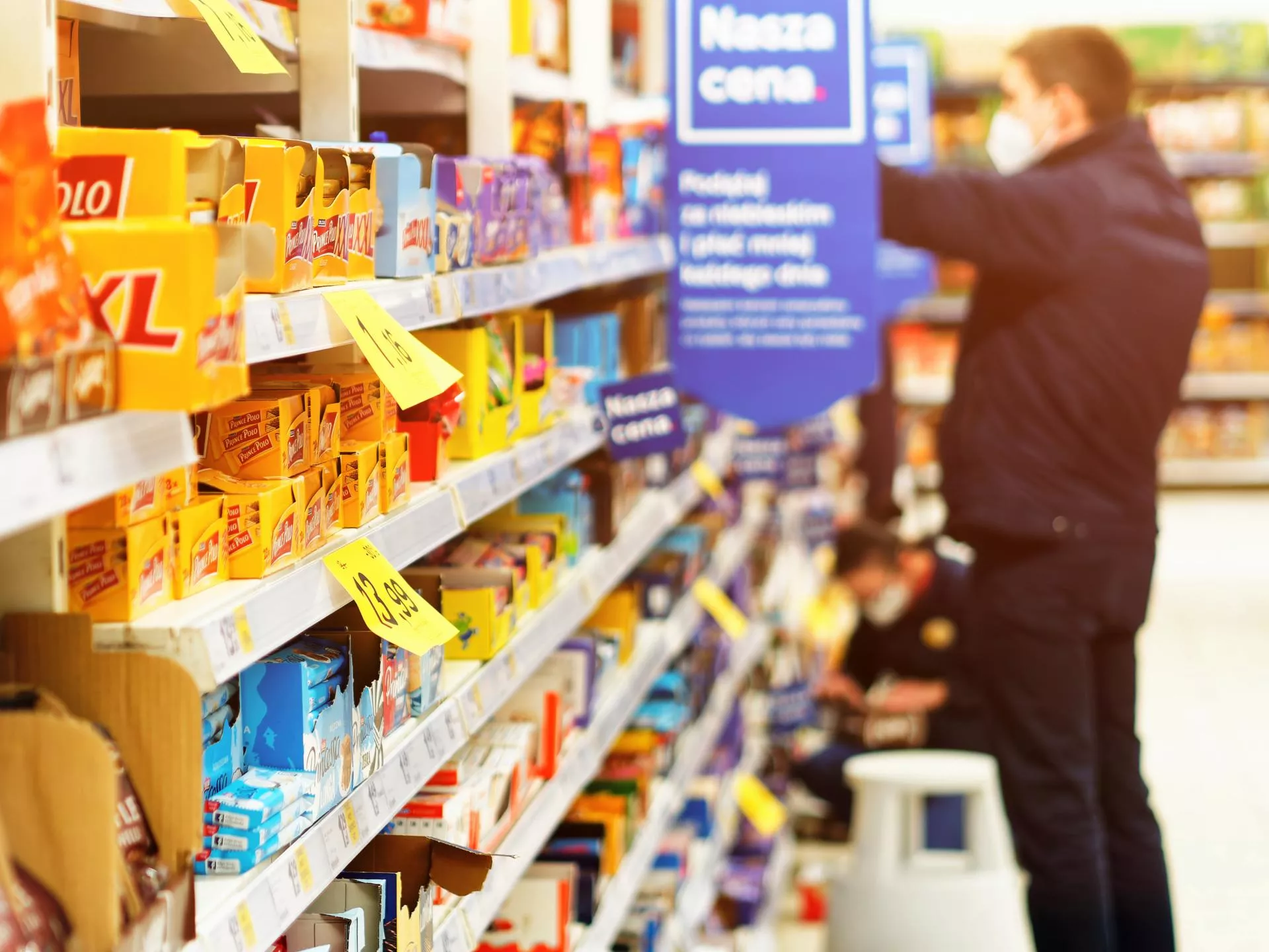 Handlowy gigant wprowadza na ekrany retail media w sklepach treści od influencerów