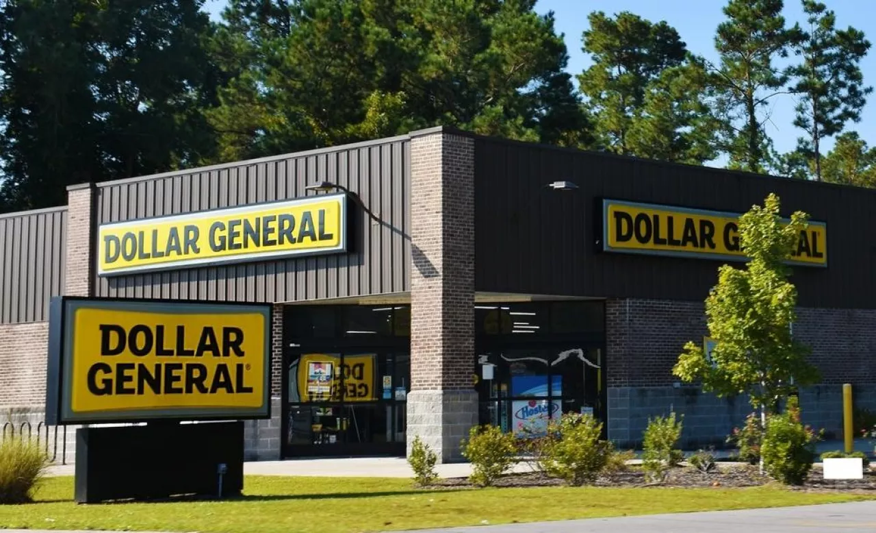 Kierownictwo Dollar General zauważa, że sieć odwiedzają regularnie klienci, którzy zarabiają ponad 100 tys. dolarów rocznie (fot. Shutterstock)
