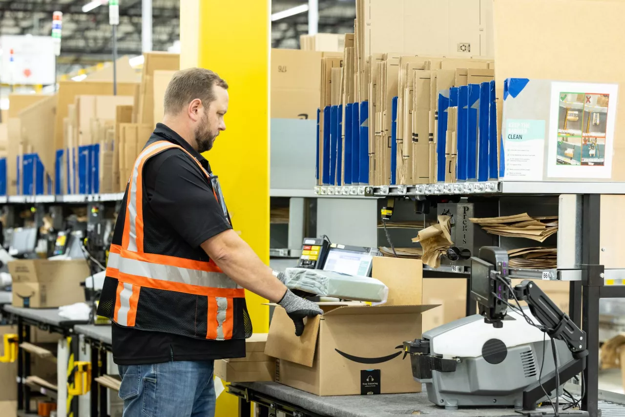 Amazon podniósł wynagrodzenia. Pracownicy sezonowi też skorzystają (fot. mat. prasowe)