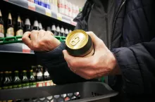 Ograniczenia dotyczące reklamy, promocji czy dostępności alkoholu mogą pogłębiać spadkowe tendencje na rynku piwa - uważa Roman Szymanda, ekspert z CMR (fot. Shutterstock)