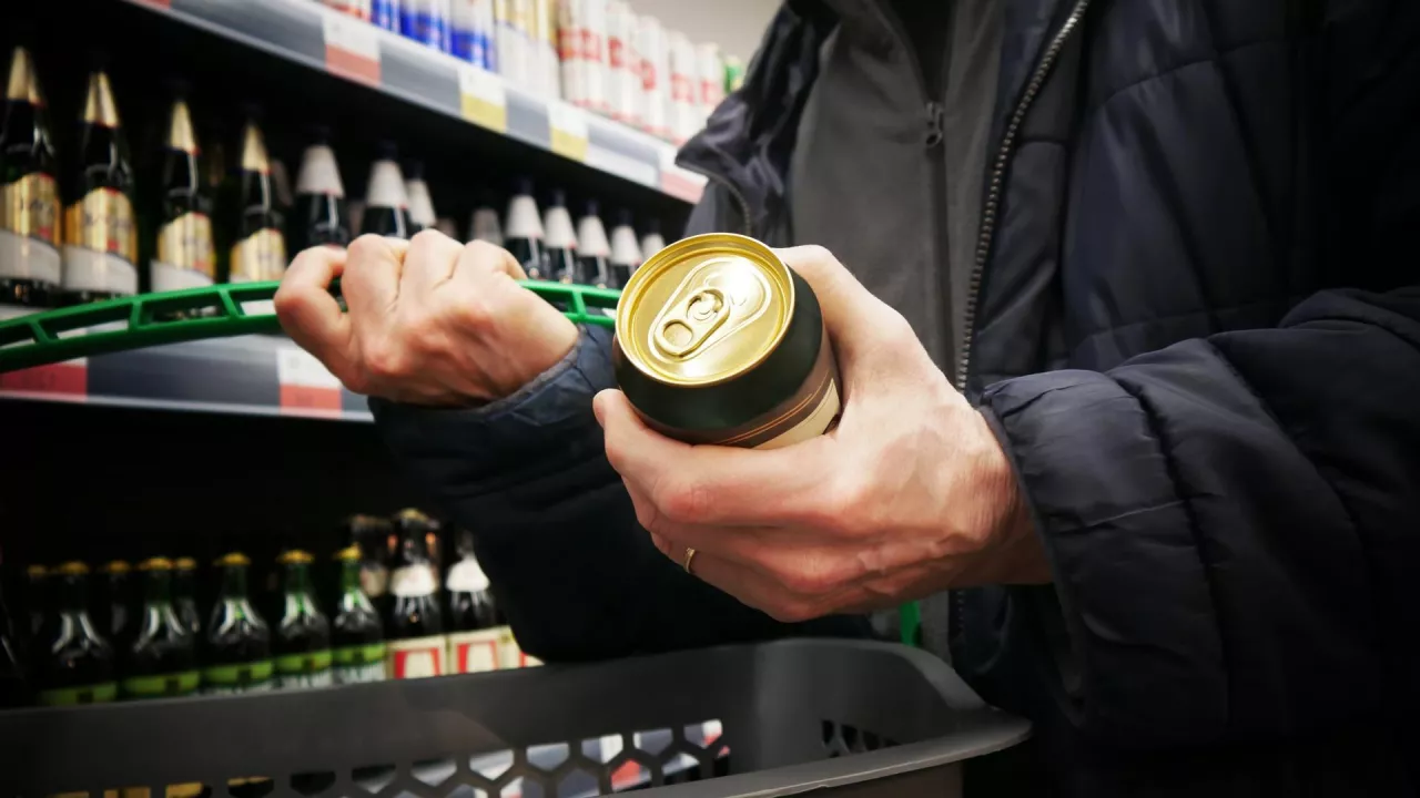 Ograniczenia dotyczące reklamy, promocji czy dostępności alkoholu mogą pogłębiać spadkowe tendencje na rynku piwa - uważa Roman Szymanda, ekspert z CMR (fot. Shutterstock)