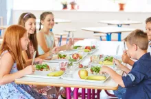 Posiłki roślinne w szkołach? Polacy są za, ale mają zastrzeżenia (fot. Shutterstock).