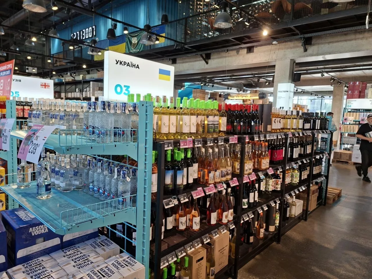 Półka z alkoholem w sklepie (fot. Paweł Jachowski)