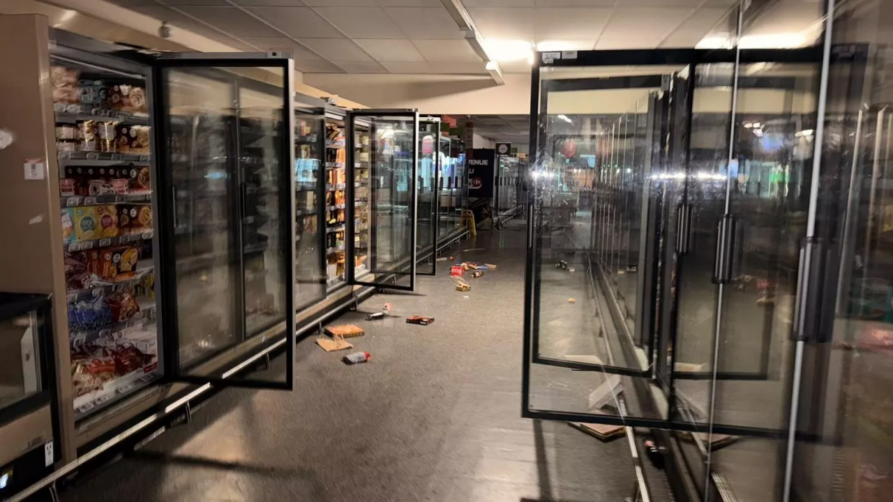 Podczas zamieszek we Francji zniszczono i splądrowano ok. 1500 sklepów w tym takich marek jak Carrefour, Intermarche czy Super U.