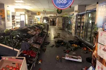 Podczas zamieszek we Francji zniszczono lub splądrowano ok. 1500 sklepów w tym takich marek jak Sephora, Carrefour, Intermarché (fot. Carrefour).