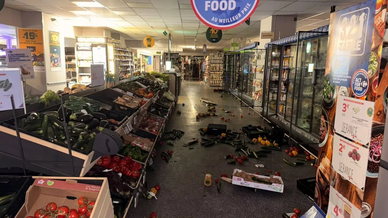 Podczas zamieszek we Francji zniszczono lub splądrowano ok. 1500 sklepów w tym takich marek jak Sephora, Carrefour, Intermarché (fot. Carrefour).