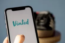 Vinted we Francji odnotowuje wzrost ofert przecenionych i markowych produktów po zamieszkach w tym kraju (fot. Boumen Japet/Shutterstock).