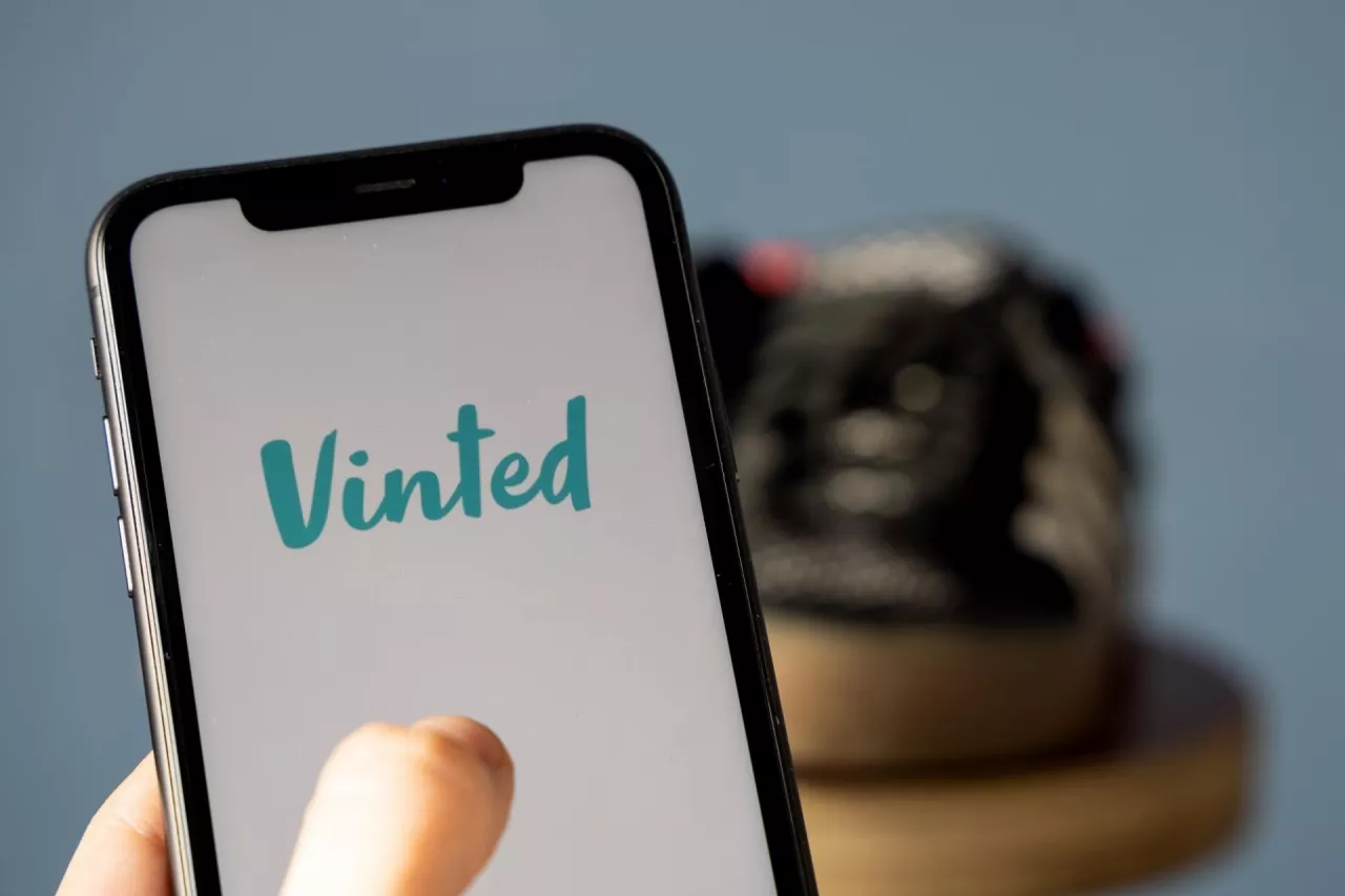 Vinted we Francji odnotowuje wzrost ofert przecenionych i markowych produktów po zamieszkach w tym kraju (fot. Boumen Japet/Shutterstock).