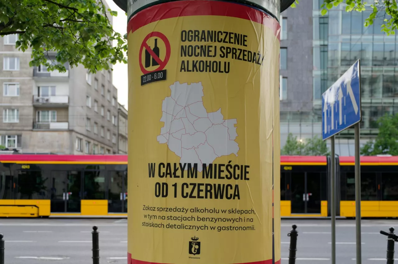 Nocna prohibicja wchodzi w życie. Analiza pokazuje skalę zakupu alkoholu w nocy (fot. Shutterstock).
