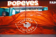 Do końca roku Popeyes przekroczy pułap 50 restauracji w Polsce. Sieć rozwija format Drive Thru (fot. materiały prasowe).