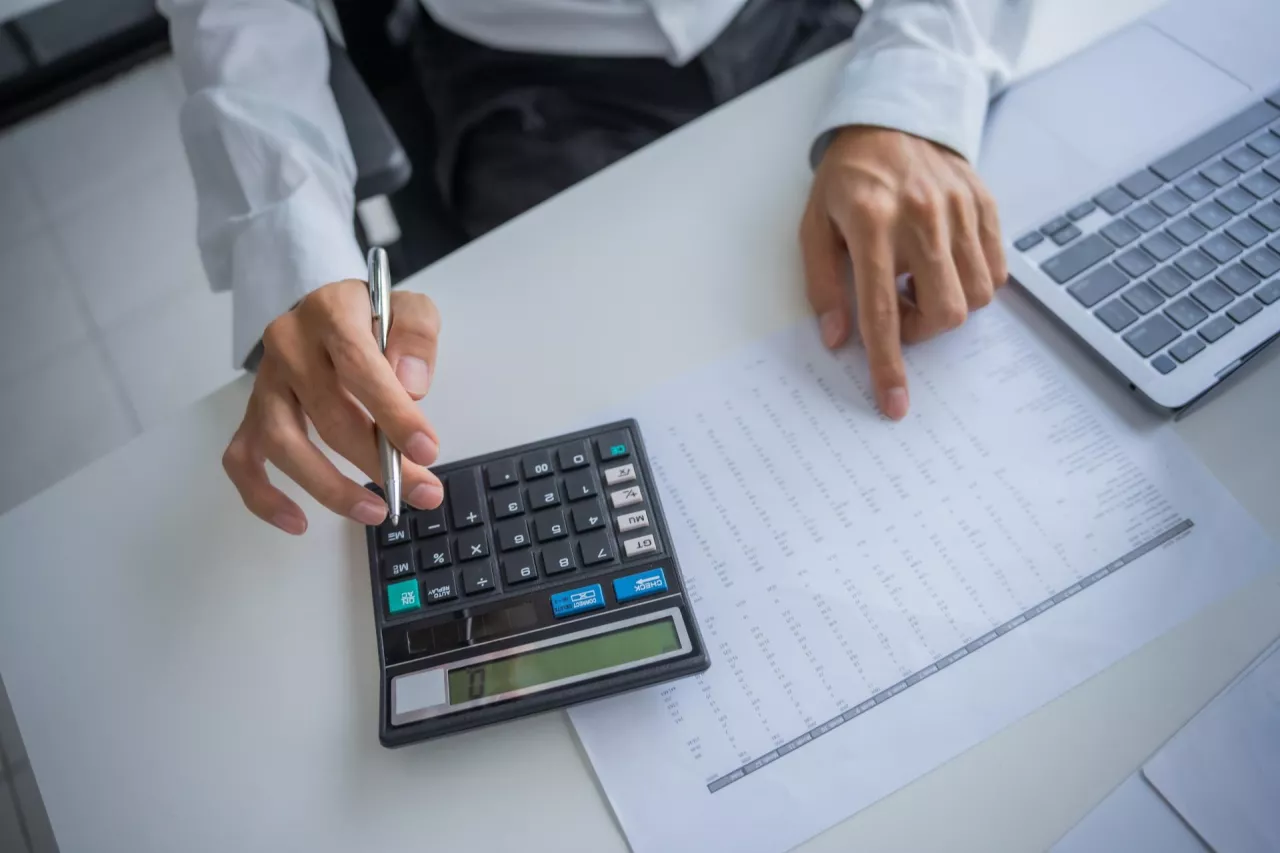 Chwilówki dla handlu? Glovo i PragmaGO oferują finansowanie (fot. Shutterstock)