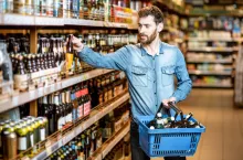 Półki z piwem może czekać gruntowna zmiana (fot. Shutterstock)