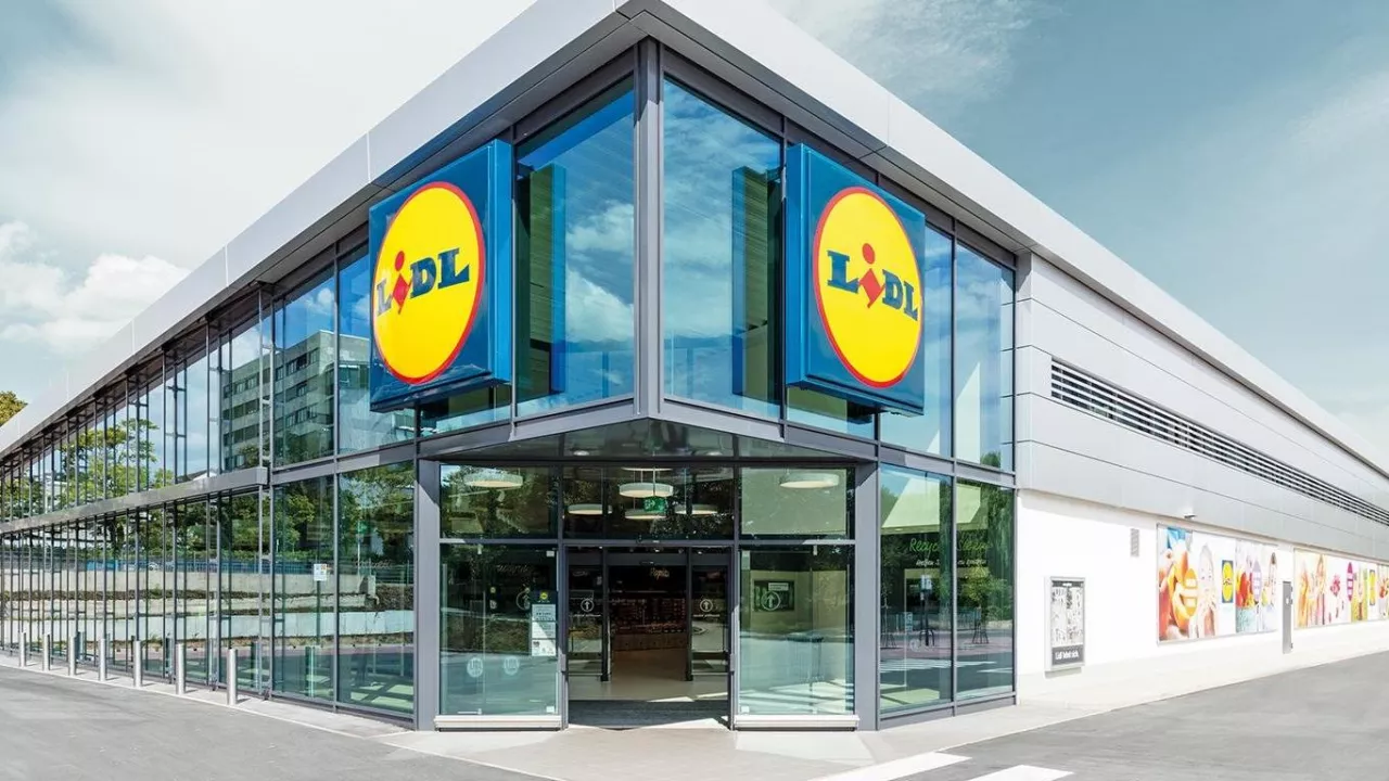 Lidl podświetli sklep na czerwono. Wspiera kampanię (fot. mat. prasowe)
