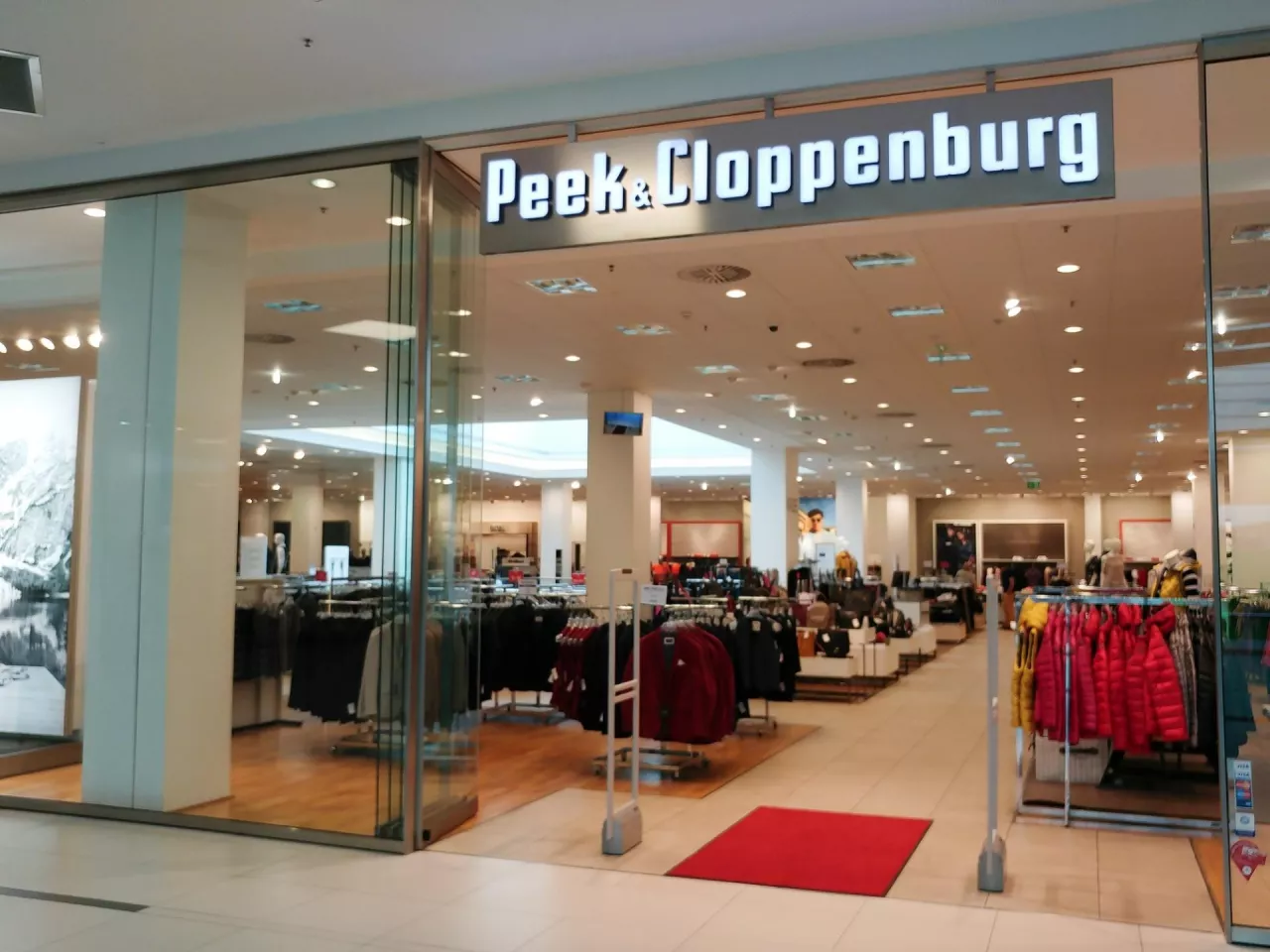 Peek &amp; Cloppenburg przedłuża współpracę z Logwin. Firma obsługuje logistykę firm w kilkudziesięciu krajach (fot. Inspiringmoments/shutterstock).
