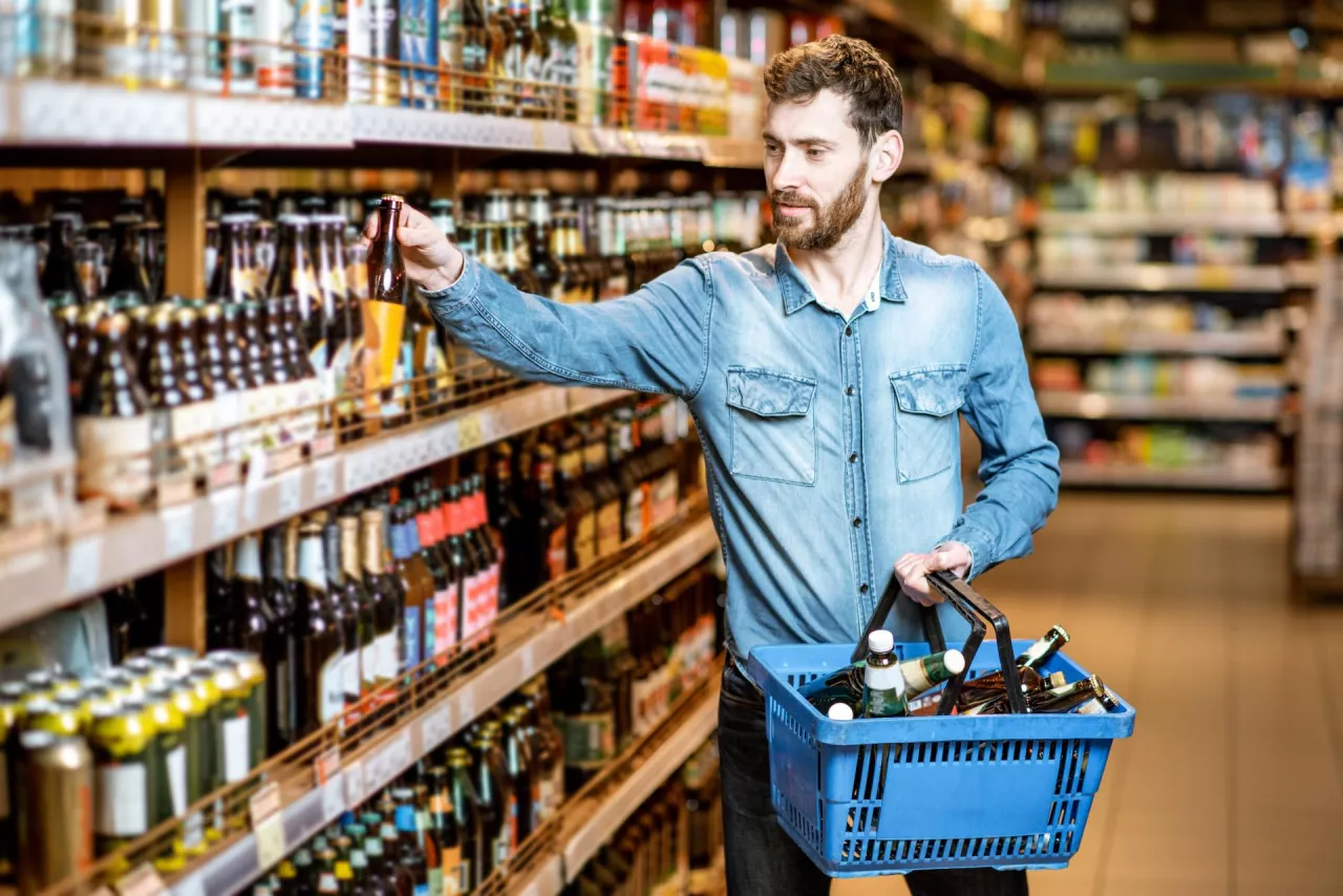 Półki z piwem może czekać gruntowna zmiana (fot. Shutterstock)