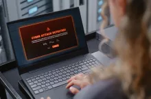 Dla współczesnego hakera wejście do organizacji bezpośrednio przez jej system bywa czasem zbyt trudne. Dlatego cyberprzestępcy celują w cały łańcuch dostaw. (fot. Shutterstock)
