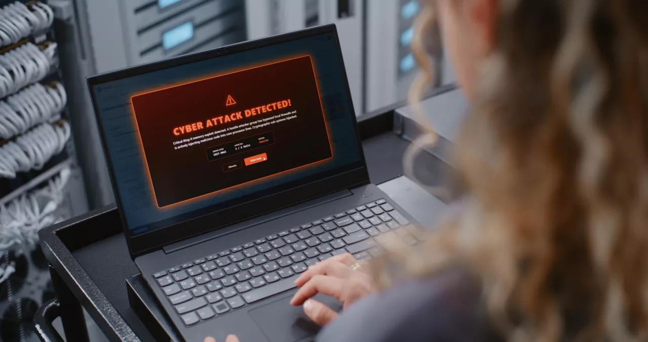 Dla współczesnego hakera wejście do organizacji bezpośrednio przez jej system bywa czasem zbyt trudne. Dlatego cyberprzestępcy celują w cały łańcuch dostaw. (fot. Shutterstock)