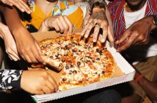 Biedronka sprzedała 43,5 mln pizz od początku 2026 roku do 22 października (fot. Shutterstock)