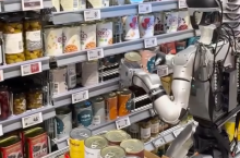 Salling Group testuje roboty humanoidalne w jednej ze swoich sieci supermarketów. Mają wesprzeć personel po godzinach (fot. Hive Robots).