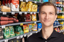 Michał Bryda-Przybyszewski, ekspert z Fairtrade Polska nie widzi szansy na obniżkę ceny kawy (fot. Shutterstock + Fairtrade Polska)