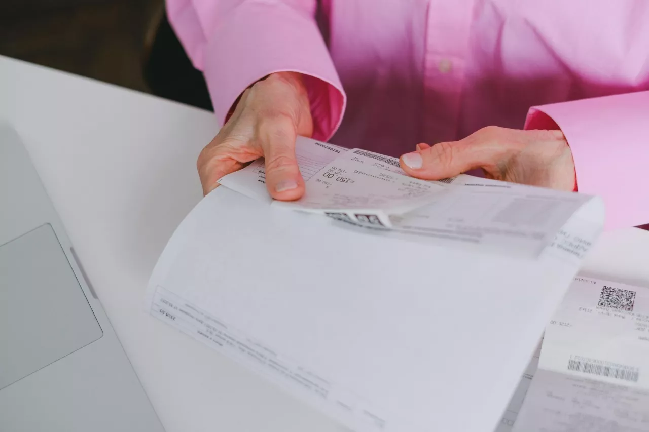Przy rentowności sprzedaży netto w handlu hurtowym na poziomie 2,4% (PKO BP, I kw. 2026 r.) kilka tygodni spóźnienia odbiorcy potrafi wstrzymać kolejne zamówienie.